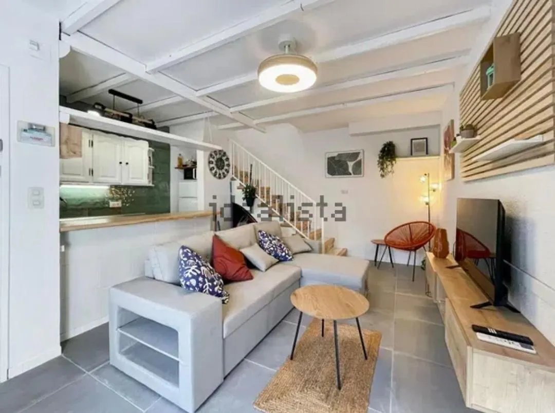 로지즈 Cozy House With Sea Views, Terrace And Swimming Pool 빌라